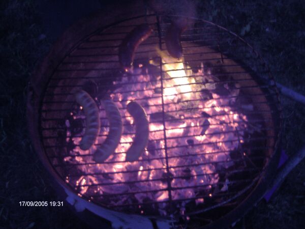 Pyszne kiełbaski z grila.