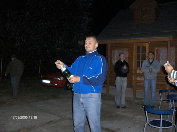 swietujemy z szampanem: Yanek otwiera:D