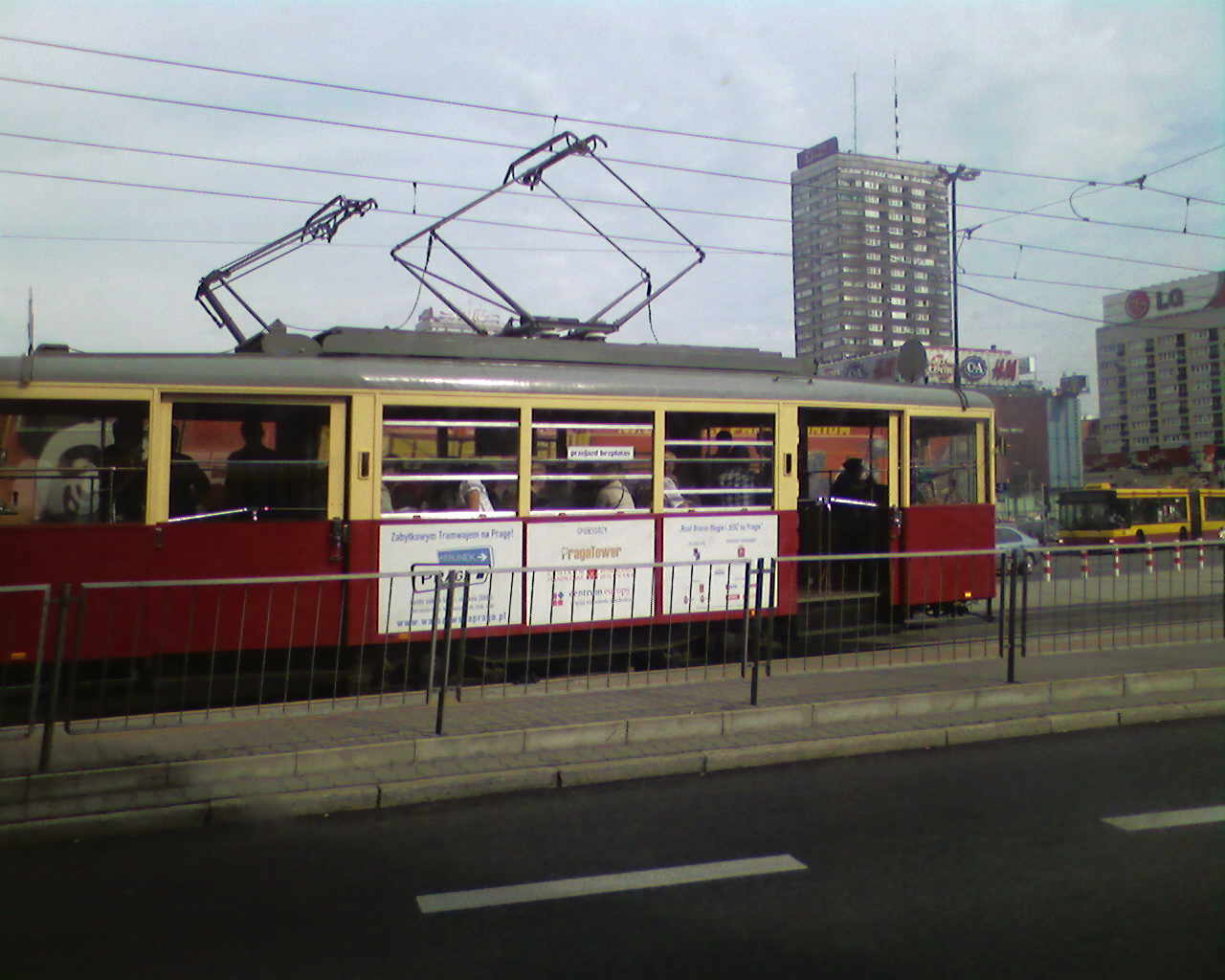 złapane - tramwaj linii ,,w'' w Warszawie.jpg