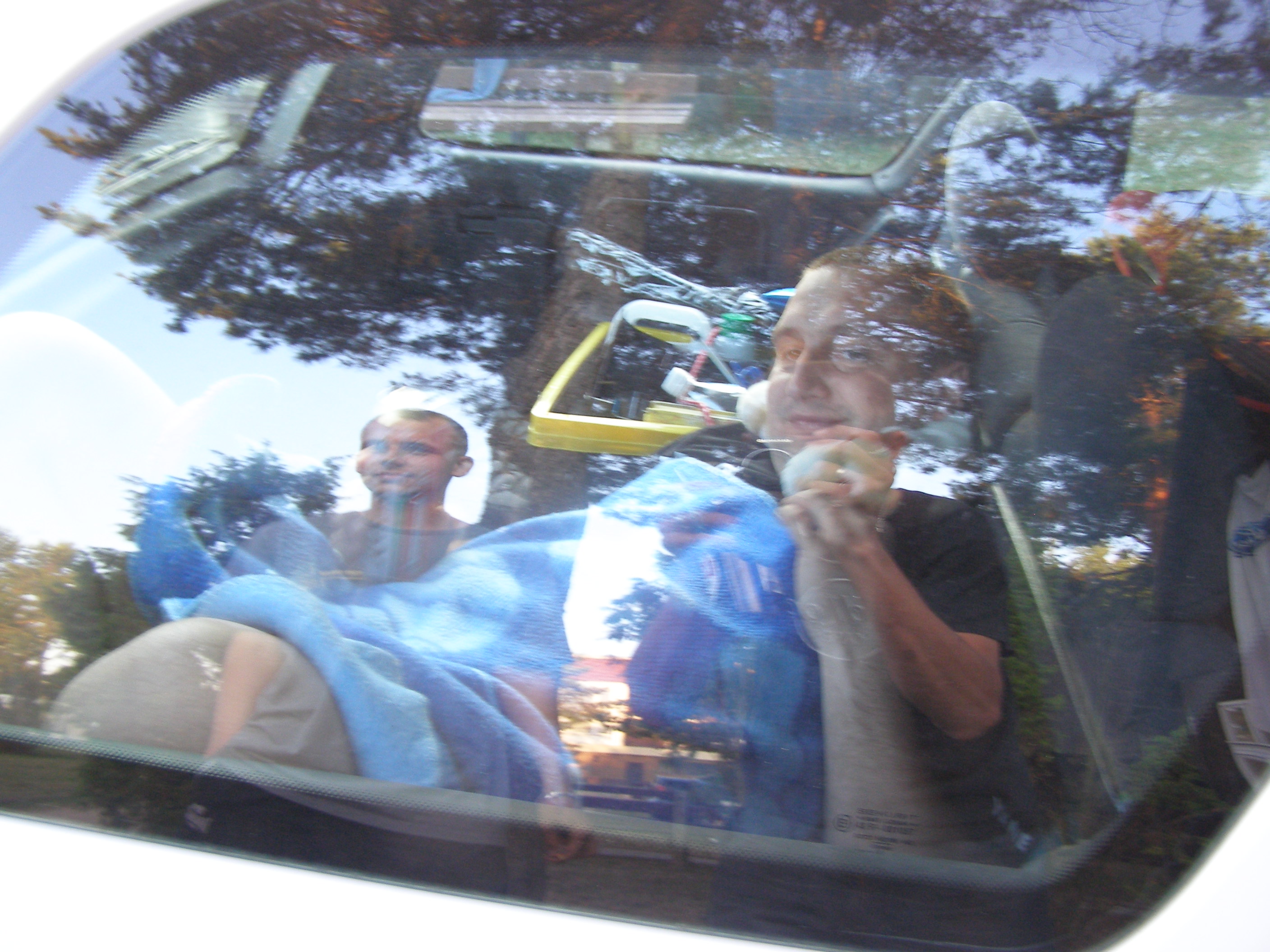 Dziecko w bagażniku :)