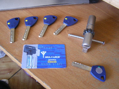 1 - wkładku Mul-T-Lock z kluczami.JPG