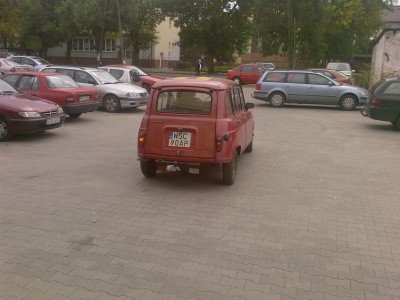 Renault 4, ul. Warszawska (parking Media Expert), Sochaczew