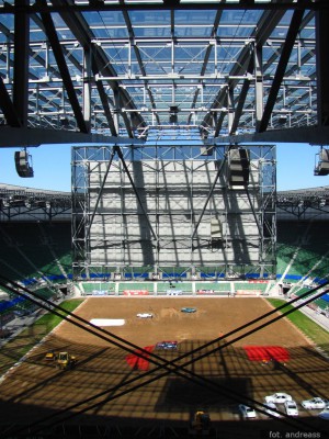 jeden telebim zasłania drugi ;) magli dać małe tv dla tych miejsc.