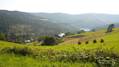 Widok z żóltego szlaku który biegnie koło skoczni W Wiśle Malinka i widać na zdjęciu opisywane jeziorko i zaporę :-) piękne widoki w tym miejscu. Nieopodal wyciągu Cieńków