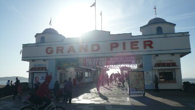 Może ktoś słyszał o tym kurorcie Anglików :-P A sam budynek stoi na palach na plaży i spalił się parę lat temu teraz jest nowy pełny nowych automatów do gier :-D