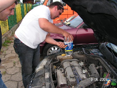 SIMO ROBI MAŁˇ DOLEWKE PŁYNU CHŁODZˇCEGO :)