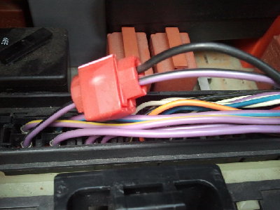 skrzynka bezpieczników widok po jej odpiecu z zapiecia