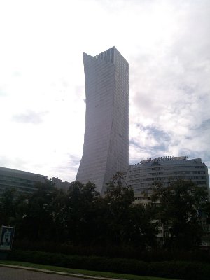 coś im w tej Warszawie budynek krzywo postawili ;)