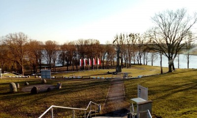 Pomnik w Czelinie upamiętniający wbicie pierwszego słupa granicznego w 1945 r na Odrze