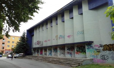 Wszechobecny socmodernizm. Tu opuszczone kino.