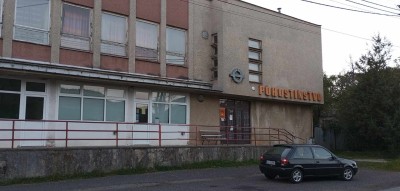 Opuszczony socmodernistyczny przydrożny zajazd