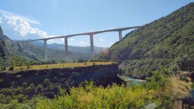 2. To budują napływowi.jpg