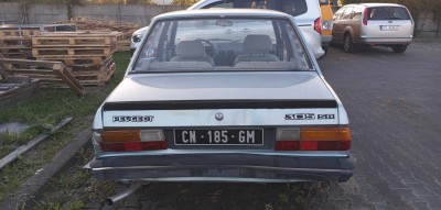 Widoczna lekka szkoda na pasie tylnym