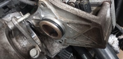 Nowy uszczelniacz na swoim miejscu na krótko przed montażem