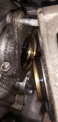 Widoczny wyciek będący winowajcą nieustannego brudzenia jednostki napędowej