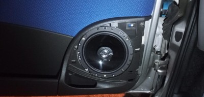 Nowy głośnik w drzwi na krótko przed założeniem maskownicy