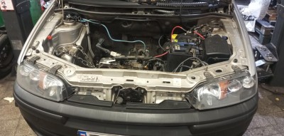 Komora z na wpół zdemontowanym silnikiem