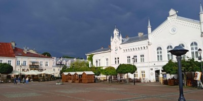 Rynek w Sanoku i nacierająca z Gór Słonnych burza