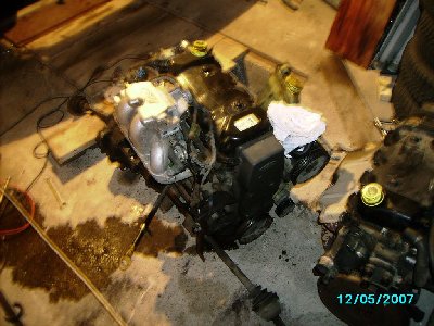 a tu nowy motor z założoną już skrzynią...po prawej widać kawałek starego w którym pękł pasek rozrządu, ale i tak był dobity z przebiegiem ok 220 tys.