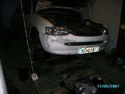 na razie nie mam innych zdjęć bo fordzik siedzi w garażu jak widać bez serducha:-) brakuje mi paru drobiazgów i wkładam drugi piękny silniczek z przebiegiem 80 tys.