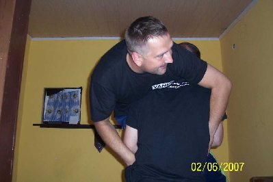 MARKKO: I TAK SIĘ WYRYWA LASKI - PO STAREMU - MACZUGˇ W ŁEB I NIESIEMY DO JASKINI A NIE TAM JAKIEś GRY WSTĘPNE :p