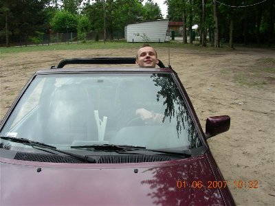 ...ale w tylnym lusterku pojawił się policjant z kogutem na dachu...