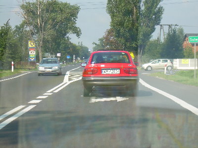 lordpablo w swoim czerwonym bolidzie jedzie na F1 Pit Lane Park, gonić GO
