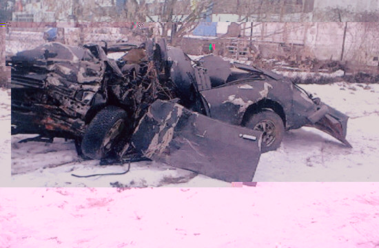 Kierowca Opla nie dostosował prędkości do warunków na drodze (padający śnieg). Na skrzyżowaniu auto wpadło w poślizg i uderzyło w drzewo. Kierowca i pasażer mieli dużo szczęścia, ponieważ podczas uderzenia wypadli z samochodu i dzięki temu przeżyli. Gdyby