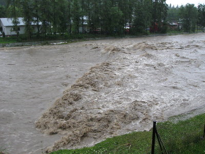 To ten mały potok , który przechodzi przez Zakopane - zdjęcie zrobione z mostu w Poroninie.