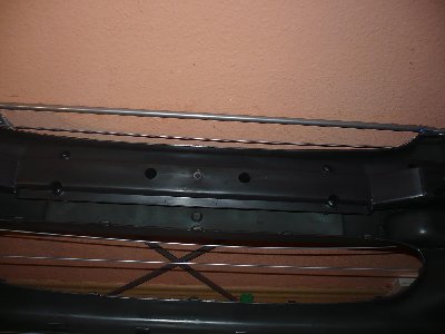 a ten plastik mozna odkrecic i przekręcić oryginalny co jest   w  pękniętym  zderzaku bo   wydaje mi sie ze tam mam zelazny