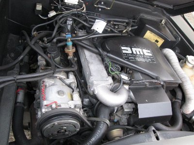 Silnik umiejscowiony centralnie nad tylną osią - jak widać na wtrysku i to nie jednopunktowym