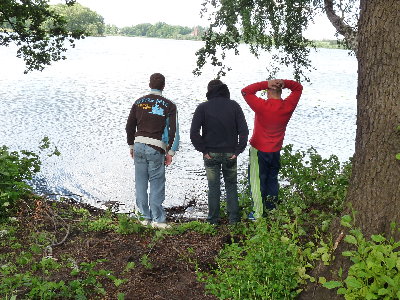 Tak zegnalismy nasza piłke :( która odpłyneła na srodek jeziorka .